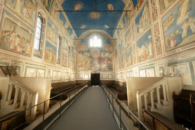 Padua, İtalya 'daki Scrovegni Şapeli' nin iç manzarasında, Giotto 'nun 14. yüzyıl fresklerinin sergilendiği Bakire Meryem ve İsa Mesih' in yaşamından sahneler yer alıyor.