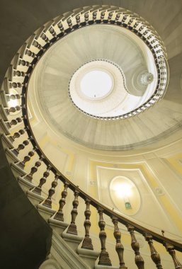 Antonio Cipolla tarafından Floransa, İtalya 'daki Banca d' italia binasının içinde tasarlanan büyük spiral merdivene bakıyorum.