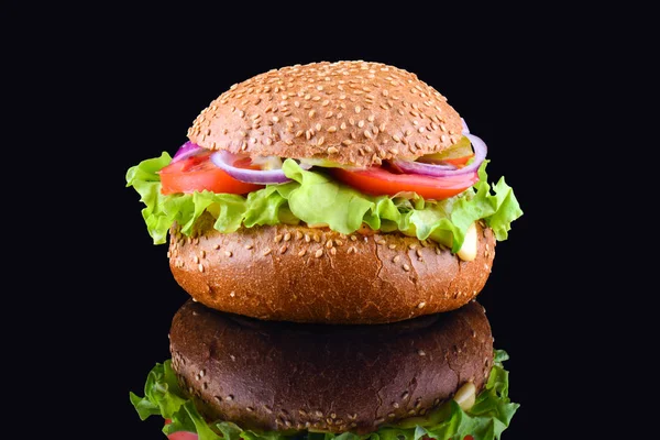 Frische leckere Burger auf schwarzem Hintergrund. leckere und appetitliche Cheeseburger. vegetarischer Burger — Stockfoto