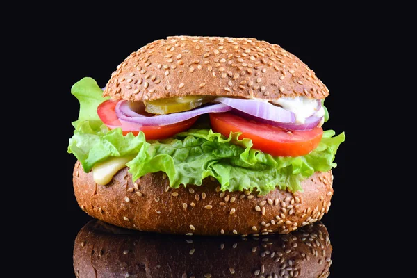 Frische leckere Burger auf schwarzem Hintergrund. leckere und appetitliche Cheeseburger. vegetarischer Burger — Stockfoto