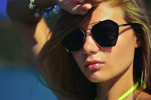 Closeup moda bela mulher retrato vestindo óculos de sol. Retrato de menina adolescente feliz em óculos de sol. Senhora de verão — Fotografia de Stock