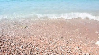 Grenli kum tropikal plaj, mavi okyanus deniz dalga kıyıya yıkar. Karadağ beach