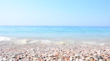 Grenli kum tropikal plaj, mavi okyanus deniz dalga kıyıya yıkar. Karadağ beach