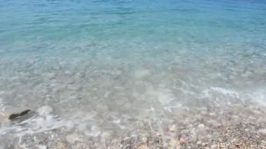 Grenli kum tropikal plaj, mavi okyanus deniz dalga kıyıya yıkar. Karadağ beach