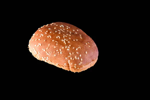 黒の背景に分離のグリルのハンバーガーのバンズ クローズ アップ — ストック写真