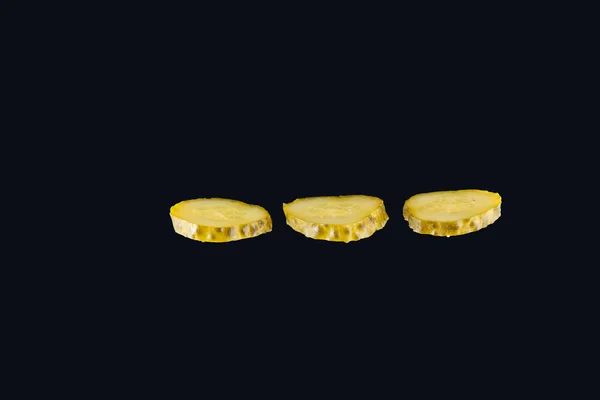 Plátek okurky izolované na černém pozadí. Solené okurky. Okurka pro burger — Stock fotografie