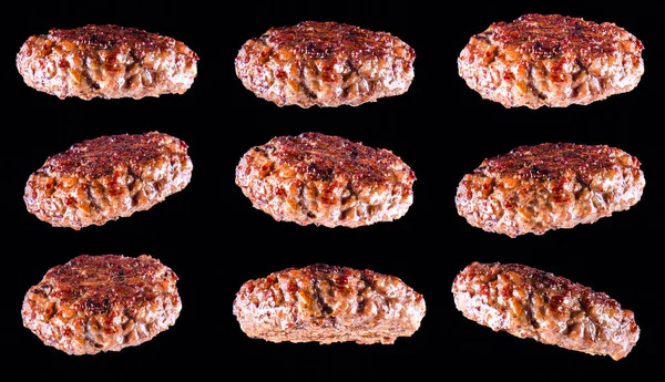 Beyaz arka plan üzerinde izole kızarmış taze büyük sığır eti burger. Siyah izole ızgara burger pirzola — Stok fotoğraf