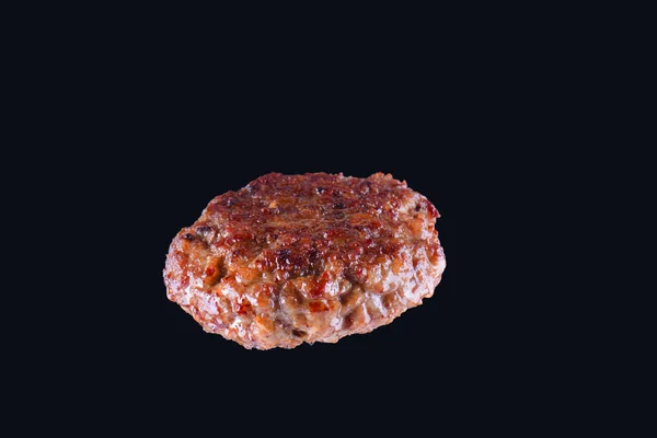 튀김 신선한 큰 쇠고기 햄버거 흰색 배경에 고립. 블랙에 고립 된 구운된 햄버거 까 스 — 스톡 사진