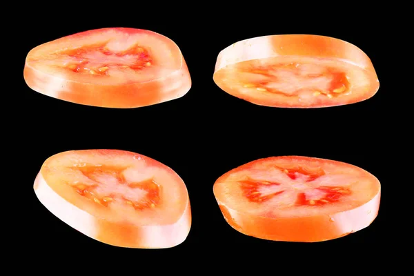 Siyah arka plan üzerine izole kırmızı domates dilimlenir. Havada yüzer düşüncesizlik sebze — Stok fotoğraf