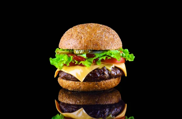 Großer leckerer Hamburger oder Cheeseburger auf schwarzem Hintergrund mit gegrilltem Fleisch, Käse, Tomaten, Speck, Zwiebeln. Burger-Nahaufnahme — Stockfoto