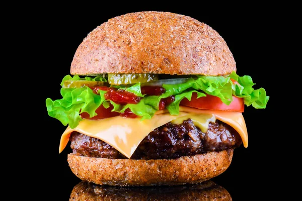 Großer leckerer Hamburger oder Cheeseburger auf schwarzem Hintergrund mit gegrilltem Fleisch, Käse, Tomaten, Speck, Zwiebeln. Burger-Nahaufnahme — Stockfoto