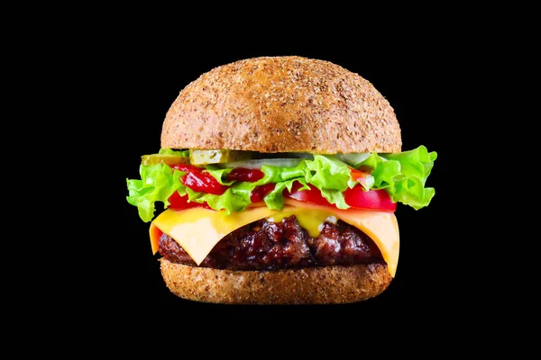 Großen leckeren Hamburger oder Cheeseburger isoliert auf schwarzem Hintergrund mit gegrilltem Fleisch, Käse, Tomaten, Speck, Zwiebeln. Burger-Nahaufnahme — Stockfoto
