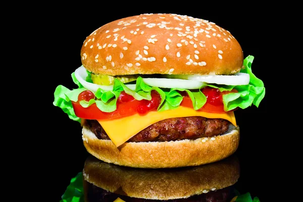 Großer leckerer Hamburger oder Cheeseburger auf schwarzem Hintergrund mit gegrilltem Fleisch, Käse, Tomaten, Speck, Zwiebeln. Burger-Nahaufnahme — Stockfoto