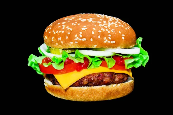 Großen leckeren Hamburger oder Cheeseburger isoliert auf schwarzem Hintergrund mit gegrilltem Fleisch, Käse, Tomaten, Speck, Zwiebeln. Burger-Nahaufnahme — Stockfoto
