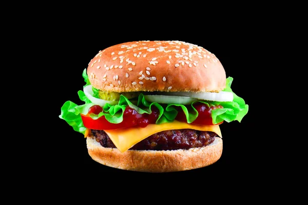 Großen leckeren Hamburger oder Cheeseburger isoliert auf schwarzem Hintergrund mit gegrilltem Fleisch, Käse, Tomaten, Speck, Zwiebeln. Burger-Nahaufnahme — Stockfoto