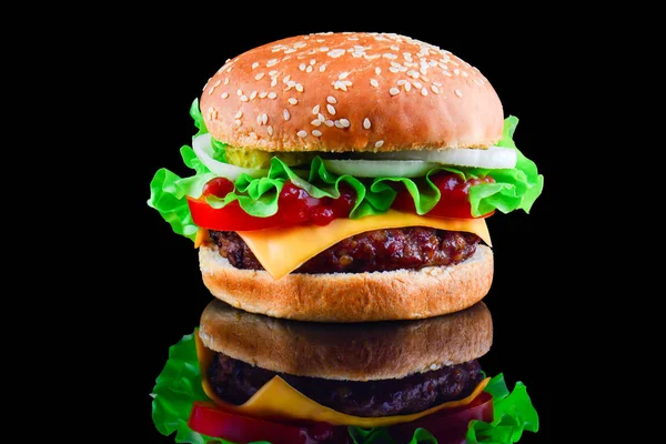 Großer leckerer Hamburger oder Cheeseburger auf schwarzem Hintergrund mit gegrilltem Fleisch, Käse, Tomaten, Speck, Zwiebeln. Burger-Nahaufnahme — Stockfoto