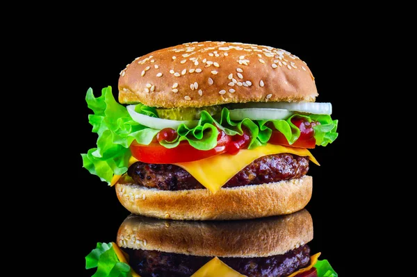 Großer leckerer Hamburger oder Cheeseburger auf schwarzem Hintergrund mit gegrilltem Fleisch, Käse, Tomaten, Speck, Zwiebeln. Burger-Nahaufnahme — Stockfoto