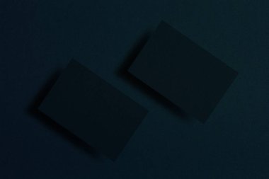 Yukarı iki yatay siyah kartvizit siyah dokulu kağıt arka plan, alay et. Mock-up kimlik marka için şablon. Grafik tasarımcıları sunumlar ve Portföyleri için