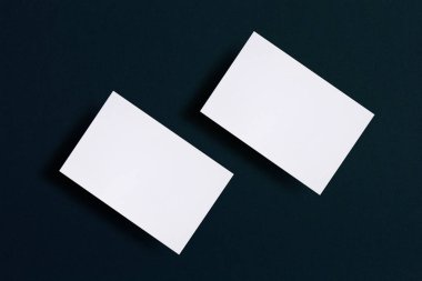 Yukarı iki yatay beyaz kartvizit siyah dokulu kağıt arka plan, alay et. Mock-up kimlik marka için şablon. Grafik tasarımcıları sunumlar ve Portföyleri için