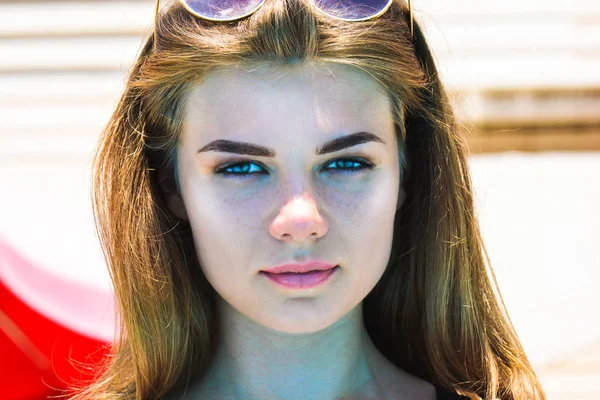 Beauty woman portrait of teen european girl beautiful cheerful enjoying summer sun with long brown hair and clean skin — Stock Photo, Image