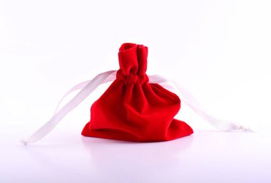 Beyaz zemin üzerine kırmızı kadife kese