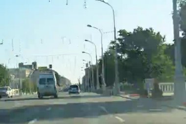 Belarus, Minsk. 06 Temmuz 2018. Şehir trafik zaman atlamalı gündüz görünümünü. Minsk timelaps sokak trafikte araba