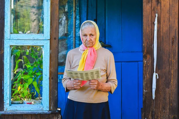 歳の女性が、新聞を読んでいます。. — ストック写真