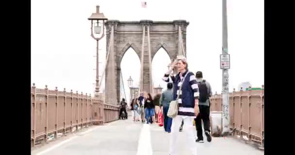アメリカ、ニューヨーク、ニューヨーク、-09.20.2018: 昼は橋の上の人々 通路とブルックリン橋タイムラプス。時間の経過. — ストック動画
