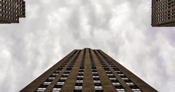 Timelaps de dia ensolarado nublado com edifício no fundo. Brick edifício residencial com nuvens dramáticas se movendo rápido. Edifício corporativo, céu cinzento e nuvens . — Vídeo de Stock