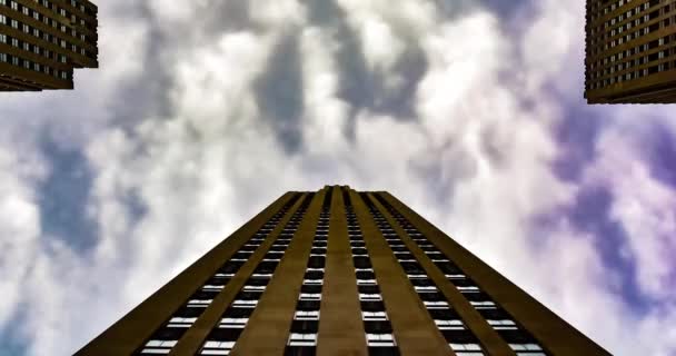 Cronometrias dramáticas de dia ensolarado nublado com a construção no fundo. tijolo edifício residencial com nuvens em movimento rápido. Edifício corporativo, céu cinzento e nuvens . — Vídeo de Stock