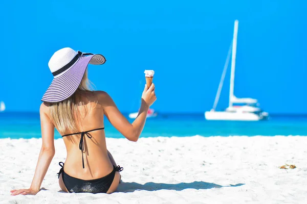 ビーチの女の子。旅行休暇の概念。日焼けしたセクシーなボディを持つ若い女性。熱帯の島 — ストック写真