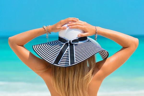 Dziewczynka na tropikalnej plaży kapelusz. Sexy bikini ciało dama na tropikalnej plaży paradise. Piękne ciało dopasowanie dziewczyna na wakacje. Transparent upraw kopii przestrzeni. — Zdjęcie stockowe