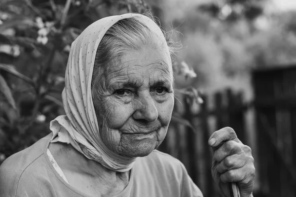 ヘッドスカーフを着用した老婦人の黒と白の肖像画。高齢女性. — ストック写真