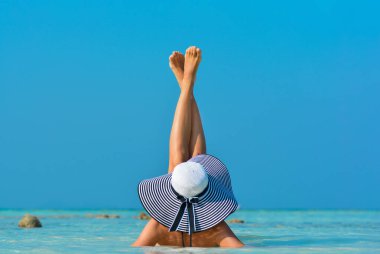 Uygun kız şapka ile tropikal bir plajda. Seksi bikini vücut kadın cennet tropikal plaj üzerinde. Seyahat etmek tatil güzel fit vücut kız. Kopya alanı için afiş ürün.
