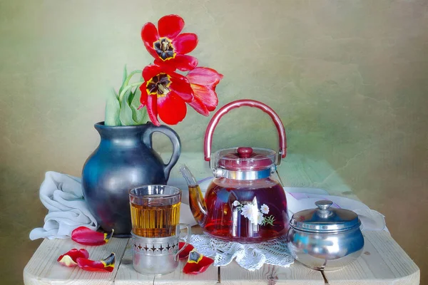 Una Tetera Una Taza Con Ramo Flores Rojas Jarrón Sobre — Foto de Stock