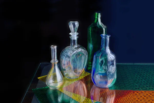 Стеклянные Вазы Бутылки Интересно Лежат Подоконнике Изолированы Темном Фоне — стоковое фото