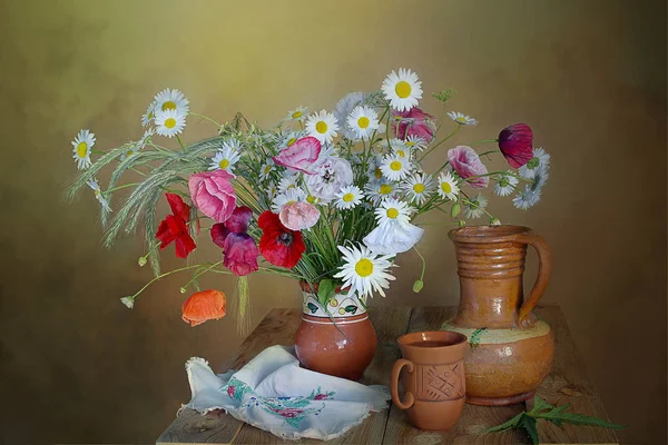 Strauß Von Mohn Margeriten Und Keramik Auf Dem Tisch Stillleben — Stockfoto