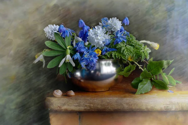 Bahar Çiçekleri Kardelen Mavi Bir Arka Plan Üzerinde Metal Bir — Stok fotoğraf