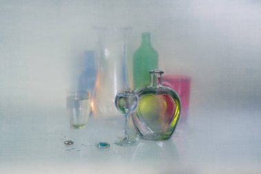 Natürmort Cam objeler ve çiçek
