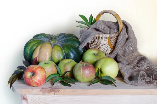 bir sepet elma ile natürmort