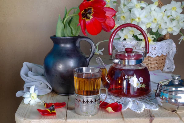 Чайник Чашка Чая Букетом Весенних Цветов — стоковое фото