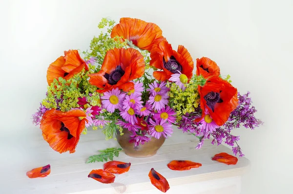 Strauß Mit Roten Mohn Einer Vase Isoliert Auf Weißem Hintergrund — Stockfoto