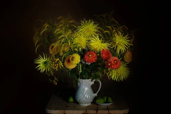テーブルの上に花瓶のダリアの花のある静物 — ストック写真