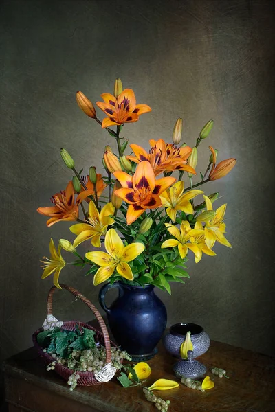 Bir vazoda sarı zambak güzel bir buket