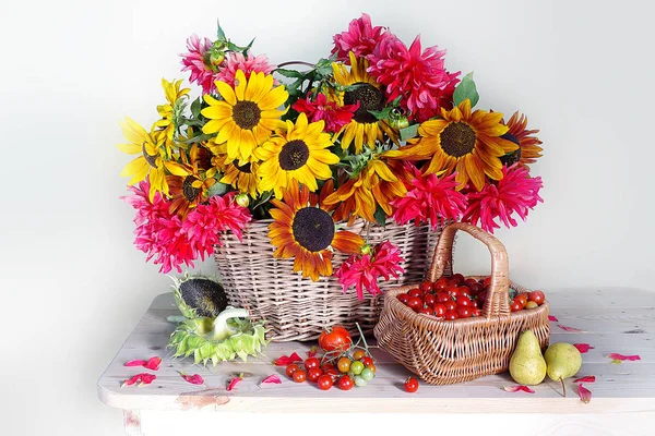 Ayçiçeği ve Yıldızçiçeği ve sebze ve meyve ile natürmort.