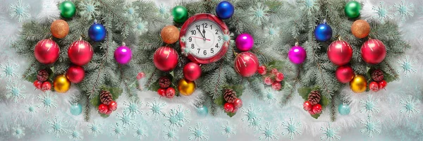 Neujahr Panorama Christmas Hintergrund Mit Uhr Weihnachtsbaum Zweige Bunt Weihnachtskugeln — Stockfoto