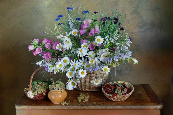 Buquê Belas Flores Bagas Cesta Natureza Morta Com Flores Campo — Fotografia de Stock