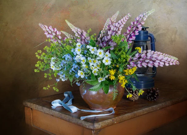 Nature Morte Avec Bouquet Fleurs Sauvages Dans Vase Argile Sur — Photo