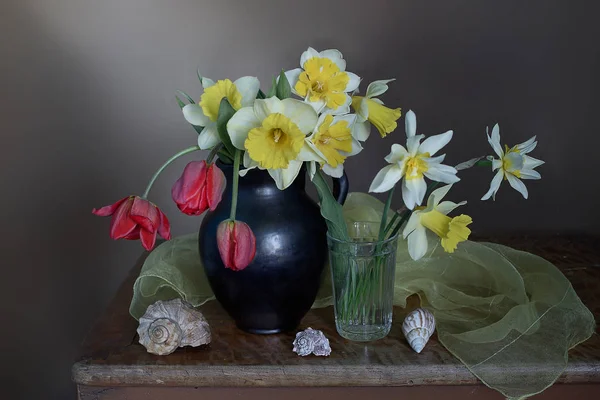 Весняні Квіти Букеті Наступне Життя Тюльпанами Нарцисами Вазі — стокове фото