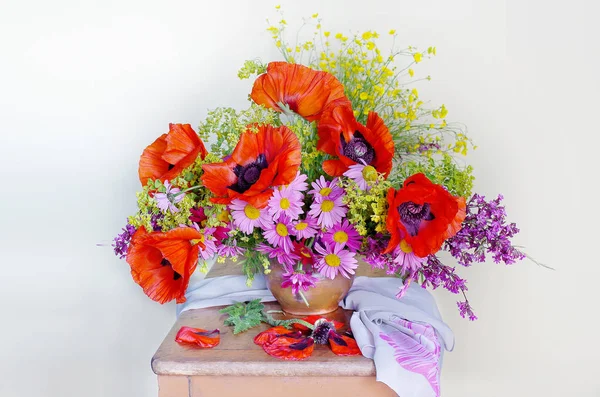 Strauß Mit Roten Mohn Einer Vase Isoliert Auf Weißem Hintergrund — Stockfoto